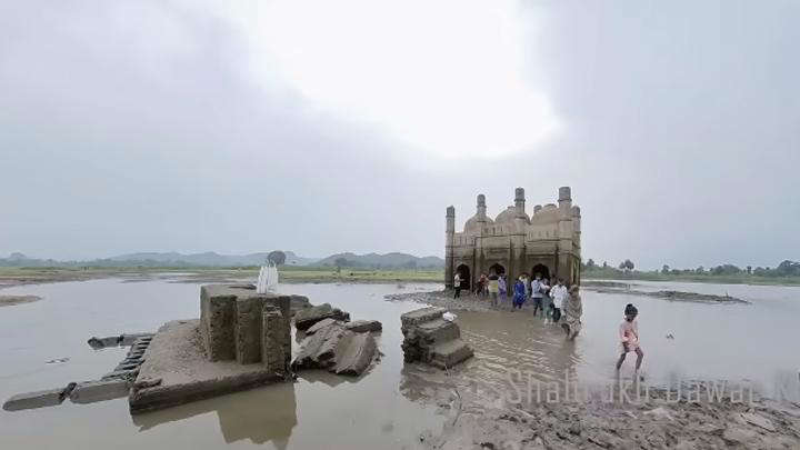 Masjid di India Tenggelam 30 Tahun, Lalu Muncul Lagi dalam Keadaan Utuh